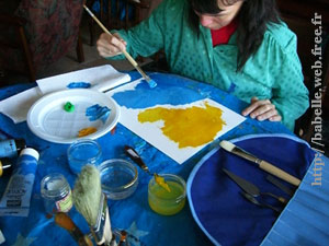 Isabelle peint au pinceau (jaune et bleu) 2